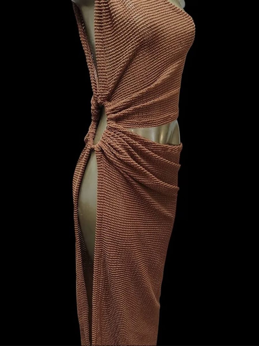 Vestido largo color cobre en punto acanalado, con escote halter, abertura lateral y nudo en la cintura