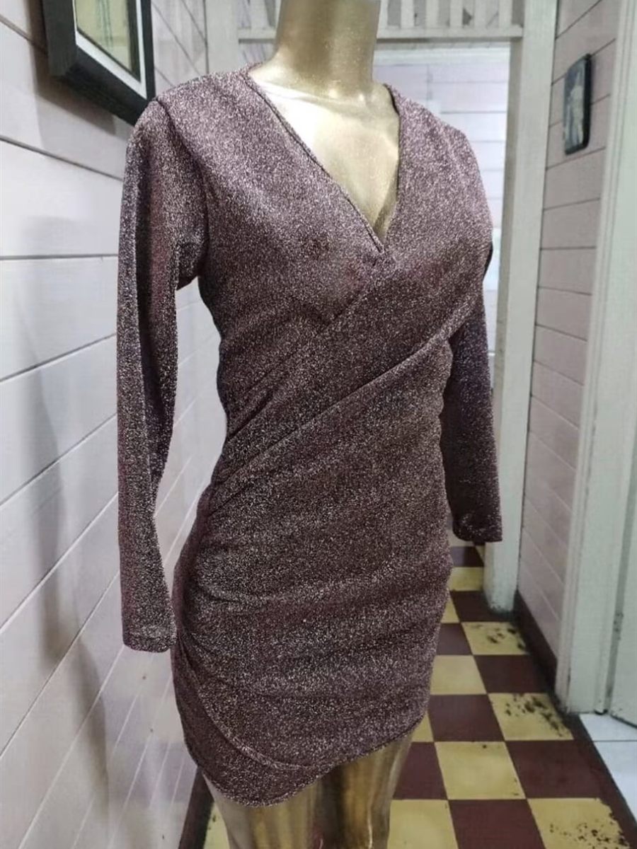 Vestido corto en tejido de lúrex rosa, con escote cruzado, manga larga y drapeado lateral